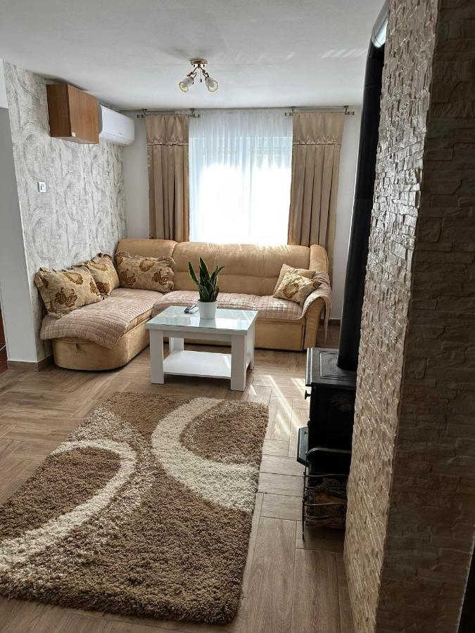 Apartmani Emily & Jully Nikšić Zewnętrze zdjęcie
